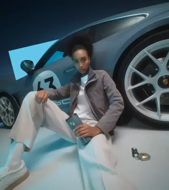 PORSCHE Crest Keyring Přívěsek na klíče šedomodrá