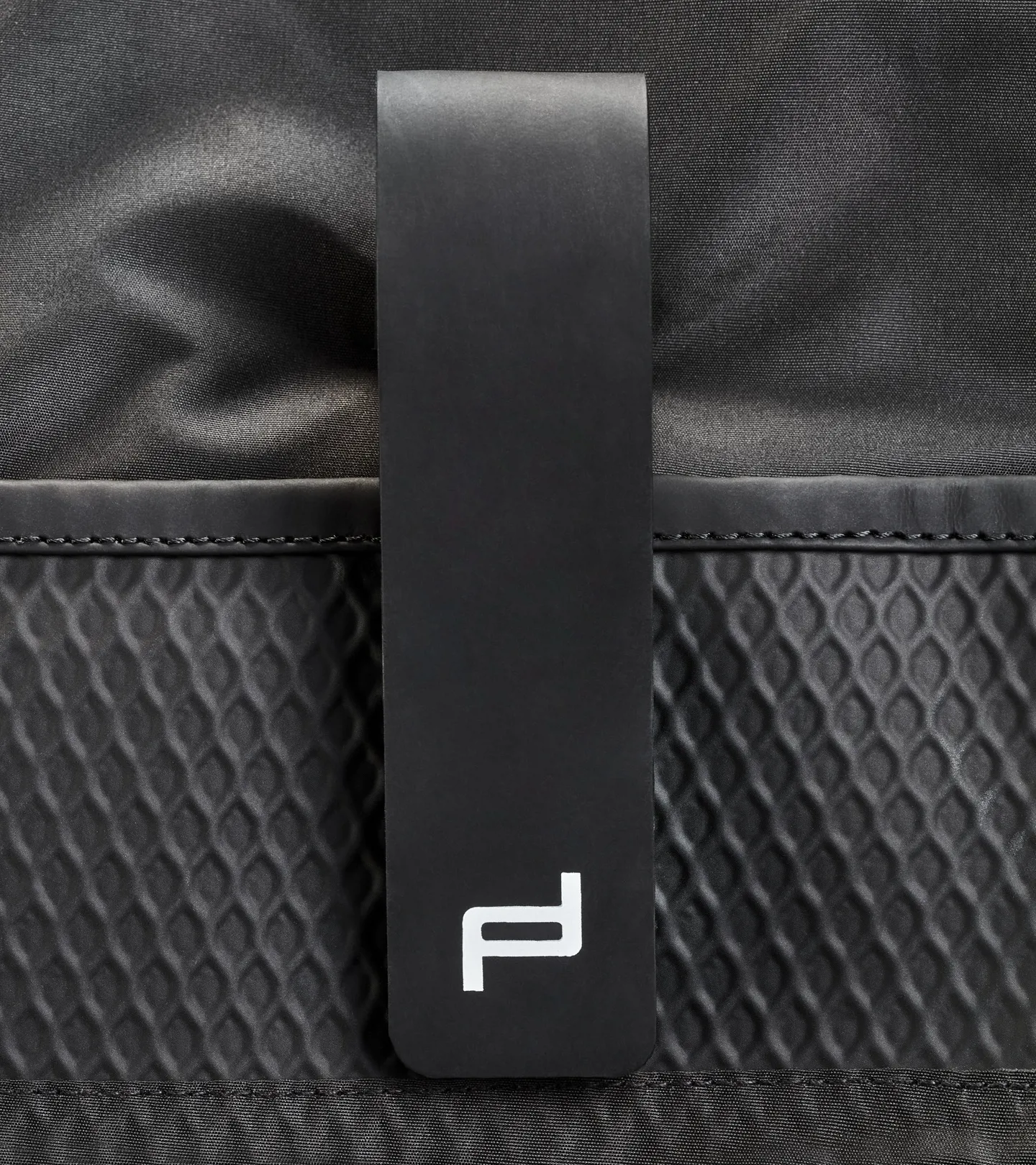 PORSCHE DESIGN Studio Backpack XS Batoh do města v setu s malou etují na popruh černá