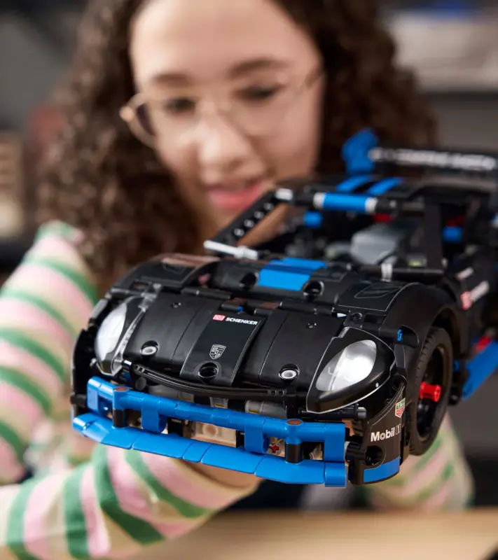 PORSCHE LEGO® Technic Porsche GT4 e-Performance Skládací model sportovního vozu 834 dílků černomodrá
