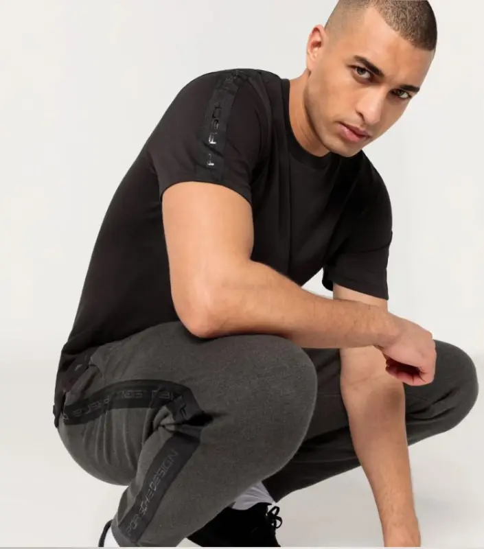 PORSCHE DESIGN Leisure T-shirt Tričko sportovní s kulatým výstřihem a s černým lemem a logem na rukávu černá