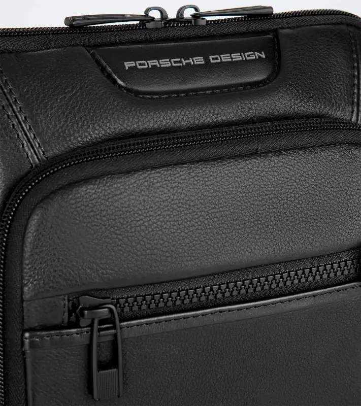 PORSCHE DESIGN Roadster Leather Shoulder Bag S Taška přes rameno kožená s přihrádkou na tablet černá