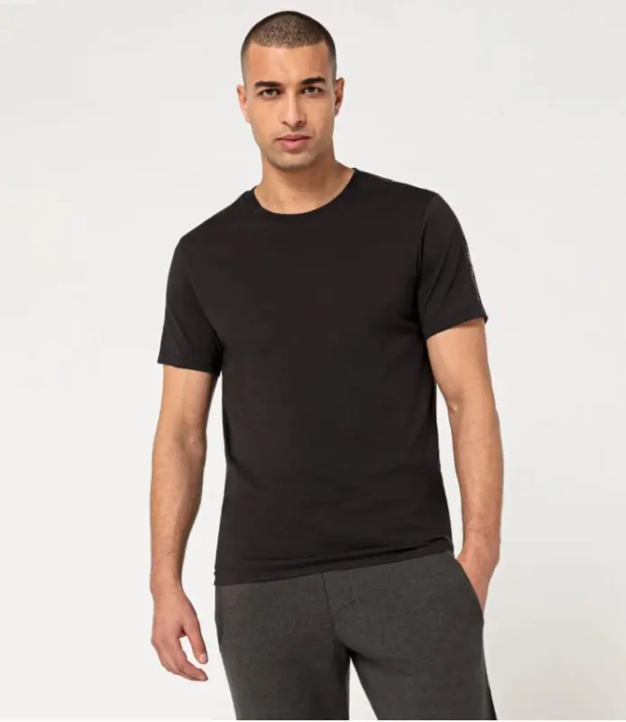 PORSCHE DESIGN Leisure T-shirt Tričko sportovní s kulatým výstřihem a s černým lemem a logem na rukávu černá